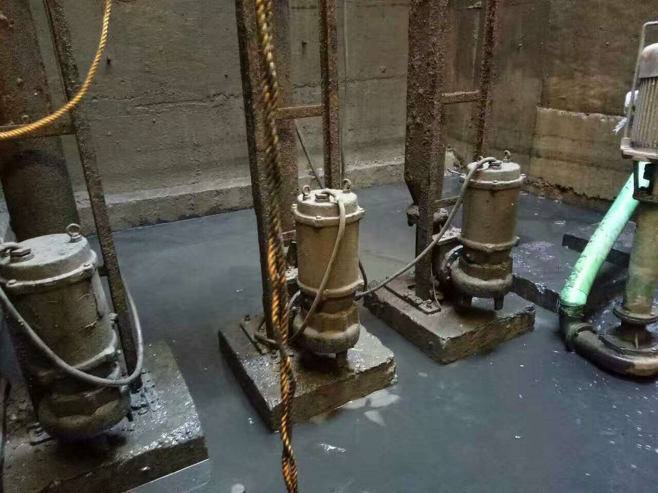 宝兴污水池清理