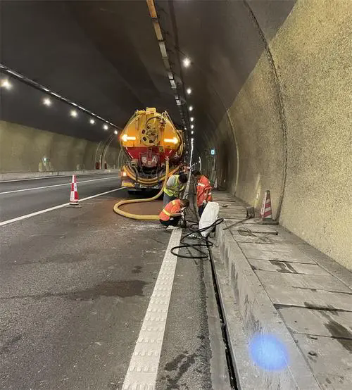 宝兴隧道排水渠清淤